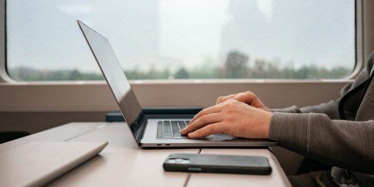 How To Easily Manage Your Travel Expenses