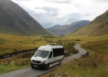 Why Should I Hire a Chauffeur Service for Tourist Transportation?