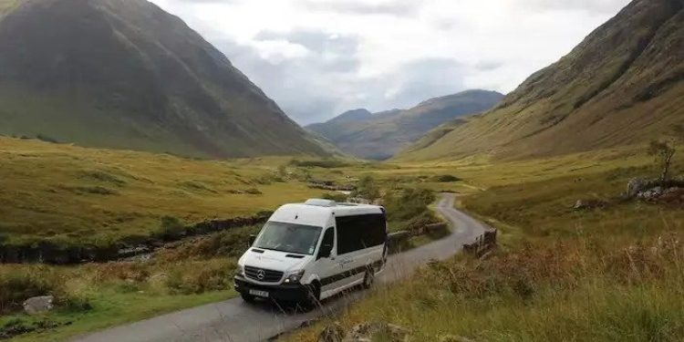 Why Should I Hire a Chauffeur Service for Tourist Transportation?