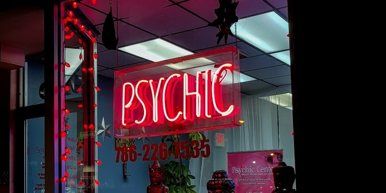 Psychic Reading Vs Psychic Medium Reading – What’s the Difference?