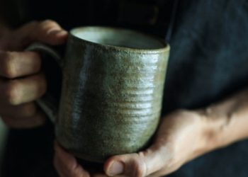 The Benefits of Using Handmade Cups and Glasses: A Touch of Tradition in a Modern World