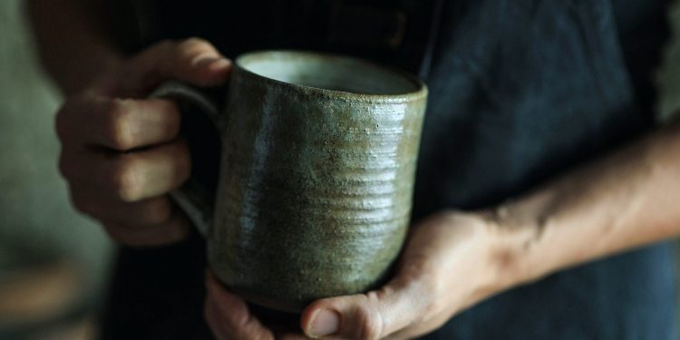 The Benefits of Using Handmade Cups and Glasses: A Touch of Tradition in a Modern World