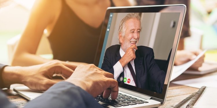 Keeping Them Glued: Boosting Audience Engagement in Hybrid Events