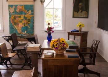 Exploring Technological Advancements in Modern Classroom Pedagogy