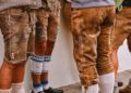 Kurze Lederhosen vs Kniebundhosen: Exploring German Attire for Men