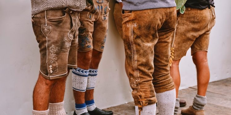 Kurze Lederhosen vs Kniebundhosen: Exploring German Attire for Men