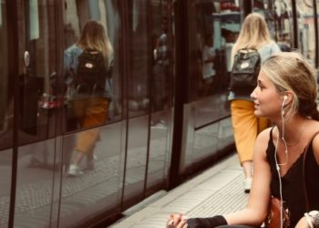 Ways to Stay Entertained While Commuting