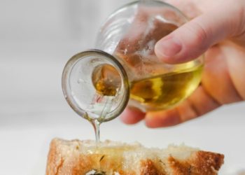 Extra virgin olive oil: how to choose the right glass container