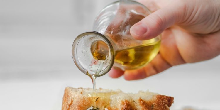 Extra virgin olive oil: how to choose the right glass container