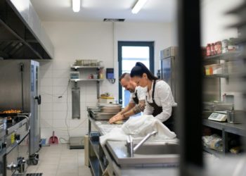 How Industrial Fridges Support Efficiency in the Foodservice Industry