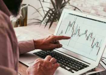 Exploring the Dynamics of the Futures Curve in Finance
