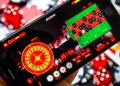 What are the advantages of mobile online casinos compared to the browser version?