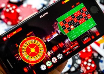 What are the advantages of mobile online casinos compared to the browser version?