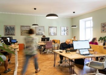 Serviced Office vs. Traditional Office: Which is Smarter for Your Growing Team in London?