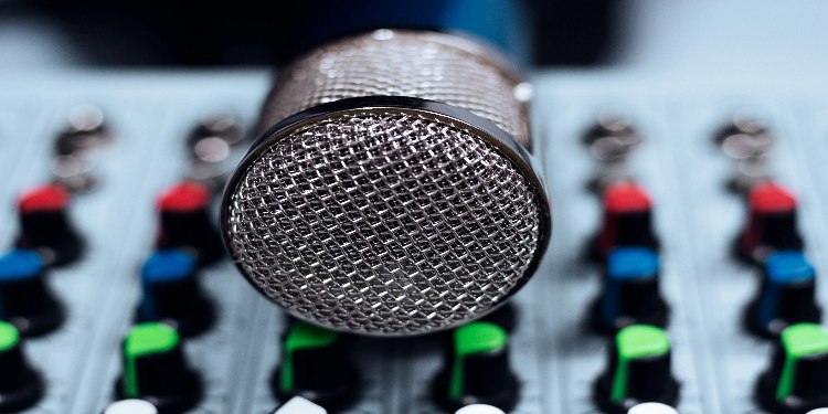 How AI Voice Dubbing Is Transforming Global News Broadcasting