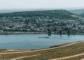 https://www.pexels.com/photo/view-of-a-city-and-vineyards-on-the-rhine-river-in-germany-19429211/