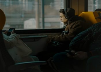 Rain, Rail Delays and Screen Time: How Brits Entertain Themselves on the Move