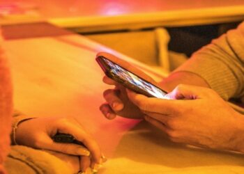 Browser Play vs Mobile App Casinos: Which Option Is More Convenient Today?