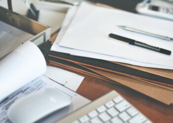 How Small Desk Items Turn Into Everyday Clutter