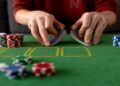 The Shuffle Science in Casino: Why Manual vs. Machine Dealing Changes the Vibe