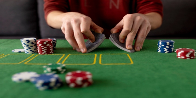 The Shuffle Science in Casino: Why Manual vs. Machine Dealing Changes the Vibe