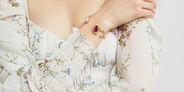 Effortless Beauty in a Busy World: The Rise of Smart Fashion and Health Choice