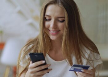 Is Social Media-Style Shopping the Next Big Ecommerce Trend?