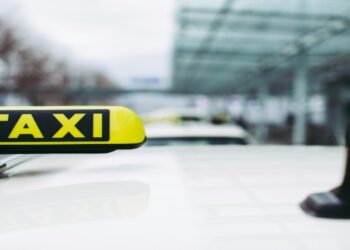 How a Woking Airport Taxi Can Simplify Your Journey