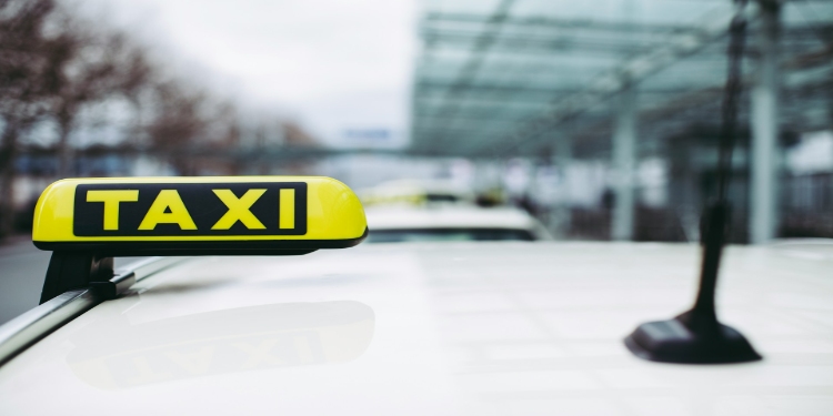 How a Woking Airport Taxi Can Simplify Your Journey