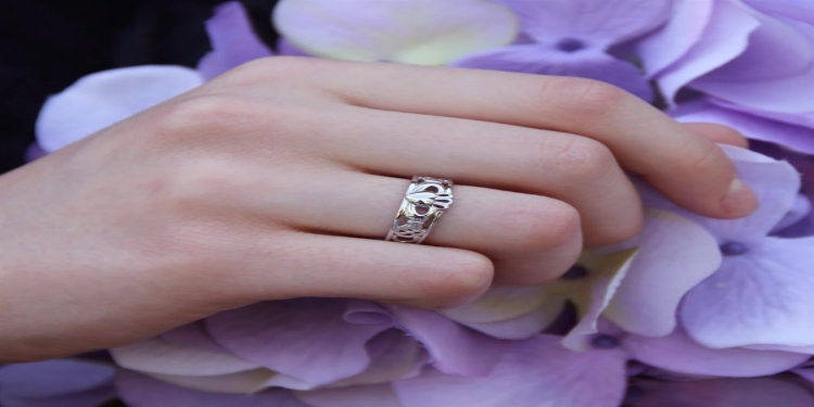 Gold vs Silver Claddagh Rings: How to Choose the Right Metal